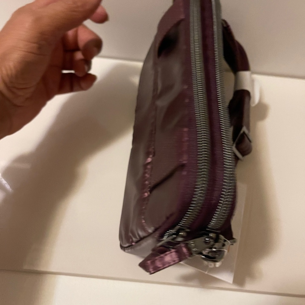Lug Quilted RFID Convertible
Crossbody. Coupe 2. New Can attached to your belt - Picture 7 of 16